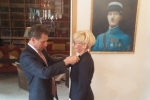Alicja Bień odbiera Legię Honorową