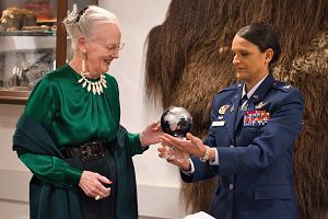 2021, Grenlandia, pułkownik Heather McGee z U.S. Space Force oprowadza królową Danii Małgorzatę II po bazie Thule