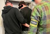 Trzy dni po meczu na stadionie Odry Opole policjanci zatrzymali młodego mieszkańca powiatu głubczyckiego. Chłopak usłyszał zarzuty związane z przestępstwami stosowania przemocy i znieważania na tle rasowym. Grozi mu do 5 lat więzienia.