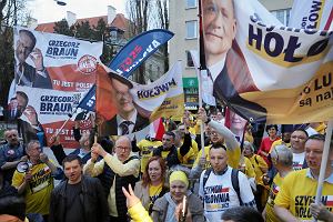 14.04.2025, Warszawa, pl. Bankowy, ludzie zgromadzeni przed studiem telewizji Republika przed debatą prezydencką