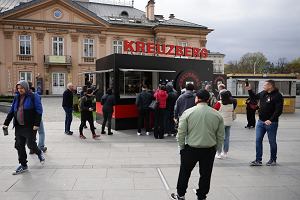 Na placu Jana Nowaka-Jezioranskiego w Krakowie Filip Chajzer otworzyl Kreuzberg Kebab. Buda przesłania XIX-wieczny pałac