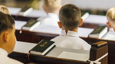 Ojciec z synem policzyli pieniądze z komunii. Reakcja dziecka zaskakuje