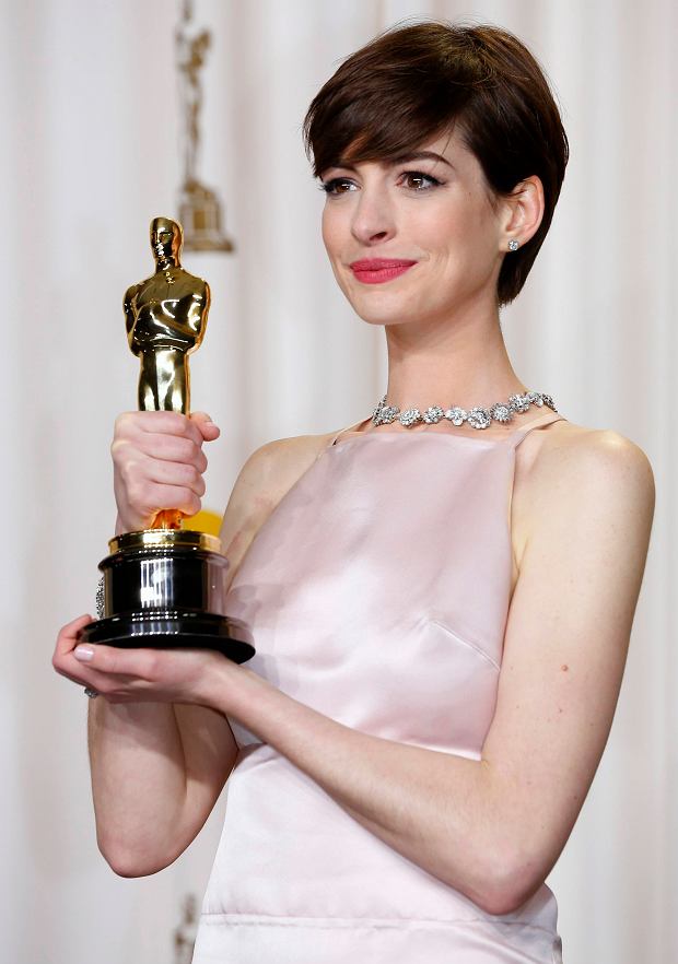 Anne Hathaway holds her Oscar for winning Best Supporting Actress for her role in "Les Miserables"   at the 85th Academy Awards in Hollywood, California February 24, 2013.  REUTERS/Mike Blake   (UNITED STATES TAGS: - Tags: ENTERTAINMENT)  (OSCARS-BACKSTAGE)